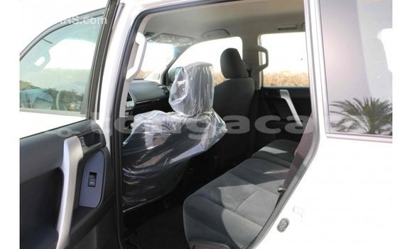 Acheter Import Voiture Toyota Prado Blanc à Import - Dubai, Eua Acheter Import Voiture Toyota Prado Blanc à Import - Dubai, Eua