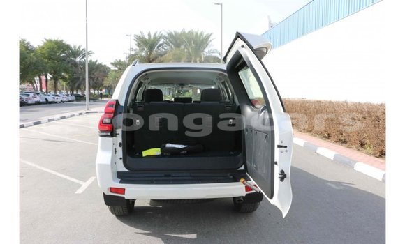 Acheter Import Voiture Toyota Prado Blanc à Import - Dubai, Eua Acheter Import Voiture Toyota Prado Blanc à Import - Dubai, Eua