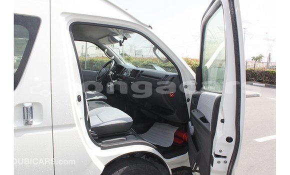 Acheter Import Voiture Toyota Hiace Blanc à Import - Dubai, Eua Acheter Import Voiture Toyota Hiace Blanc à Import - Dubai, Eua