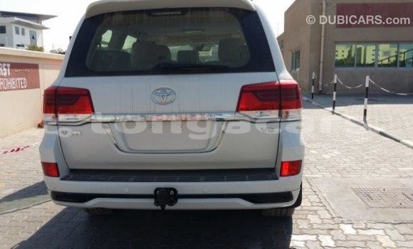 Buy Import Toyota Land Cruiser White Car in Import - Dubai in Eua Buy Import Toyota Land Cruiser White Car in Import - Dubai in Eua