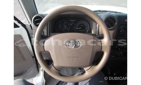 Acheter Import Voiture Toyota Land Cruiser Blanc à Import - Dubai, Eua Acheter Import Voiture Toyota Land Cruiser Blanc à Import - Dubai, Eua