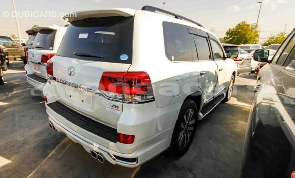 Acheter Import Voiture Toyota Land Cruiser Blanc à Import - Dubai, Eua Acheter Import Voiture Toyota Land Cruiser Blanc à Import - Dubai, Eua