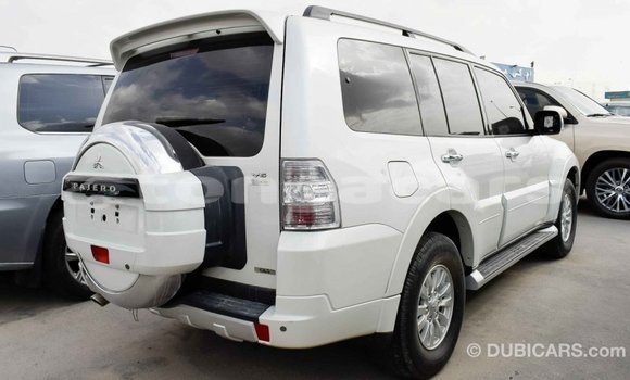Acheter Import Voiture Mitsubishi Pajero Blanc à Import - Dubai, Eua Acheter Import Voiture Mitsubishi Pajero Blanc à Import - Dubai, Eua