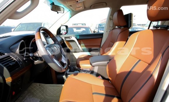 Acheter Import Voiture Toyota Prado Blanc à Import - Dubai, Eua Acheter Import Voiture Toyota Prado Blanc à Import - Dubai, Eua