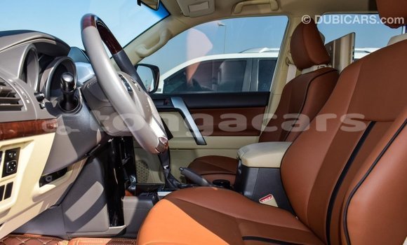 Acheter Import Voiture Toyota Prado Blanc à Import - Dubai, Eua Acheter Import Voiture Toyota Prado Blanc à Import - Dubai, Eua
