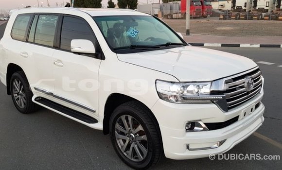 Acheter Import Voiture Toyota Land Cruiser Blanc à Import - Dubai, Eua Acheter Import Voiture Toyota Land Cruiser Blanc à Import - Dubai, Eua