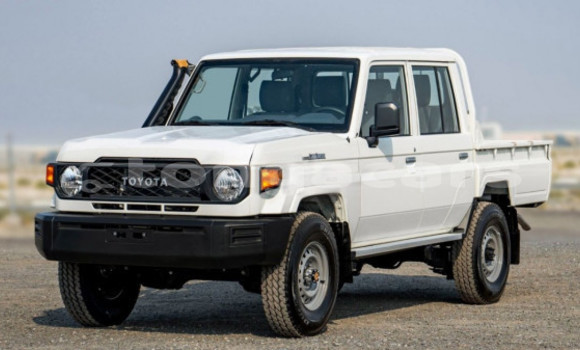 Buy Used Toyota Land Cruiser White Car in Nuku'alofa in Tongatapu